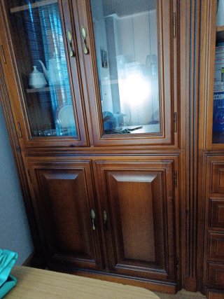 Armario de madera con puertas de cristal