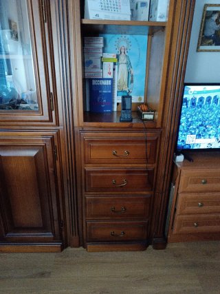 Armario de madera con puertas de cristal
