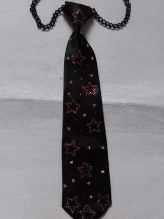 Corbata negra con estrellas rojas