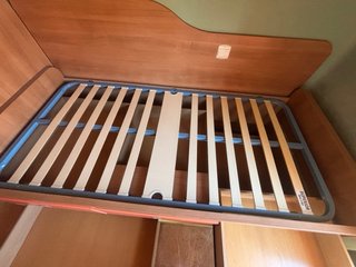 Cama juvenil con estantería y somier