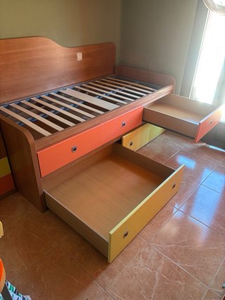 Cama juvenil con estantería y somier