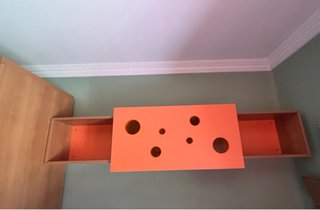 Cama juvenil con estantería y somier