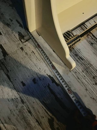 Estante vintage blanco con barra metálica y gancho