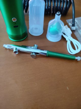 Aerógrafo verde con accesorios