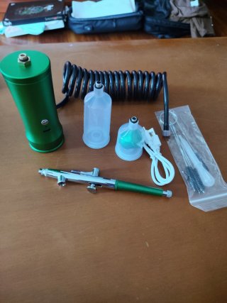 Aerógrafo verde con accesorios