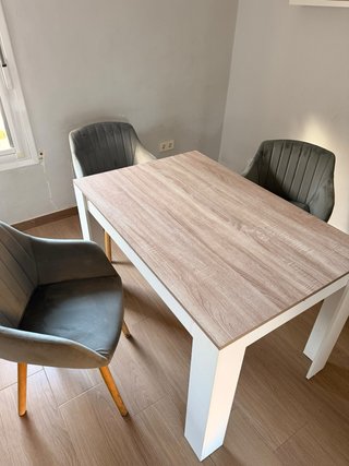 Mesa y 3 Sillas Comedor