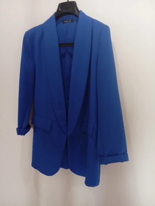 Chaqueta azul con caída