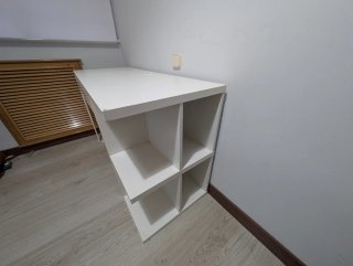 Escritorio IKEA MICKE blanco con cajón y estantes