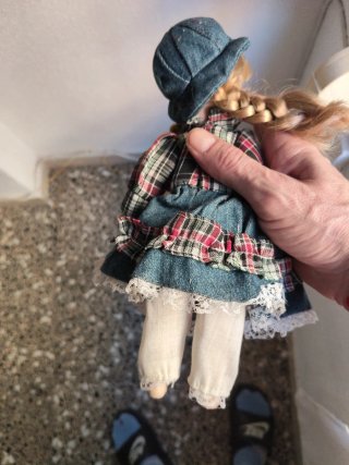 Muñeca porcelana vintage niña plaid