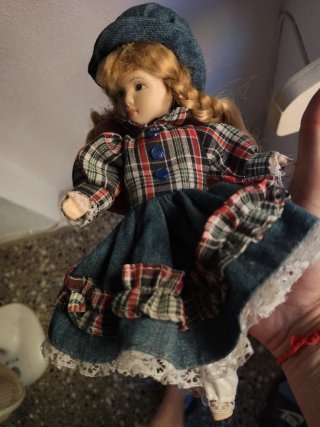 Muñeca porcelana vintage niña plaid