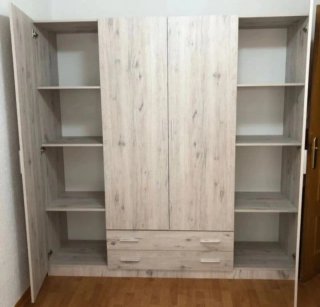 Armario de madera amarillo