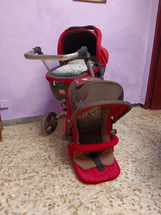 Jane Raider con capazo y plástico lluvia