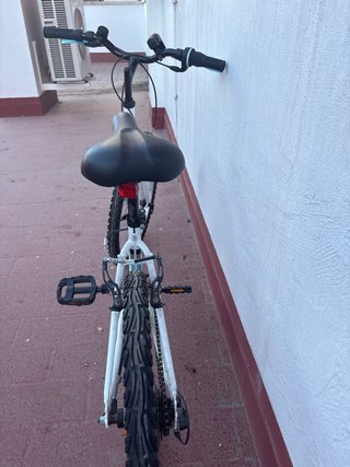 Bicicleta infantil Btwin blanca y azul