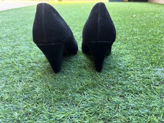 Zapatos de tacón negros