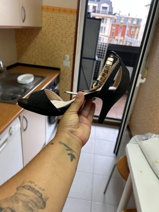 Sandalias Tacón Negro y Dorado Talla 38