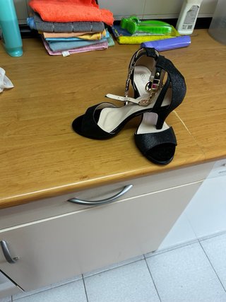 Sandalias Tacón Negro y Dorado Talla 38
