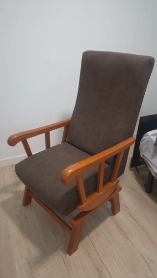 Sillón mecedora de madera — NUEVO