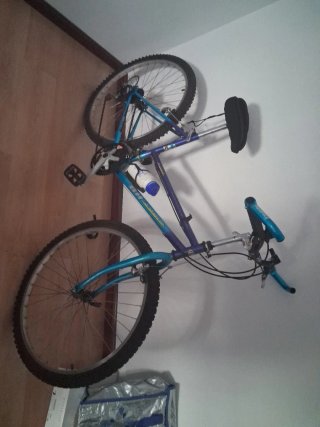 Bicicleta de montaña BH azul