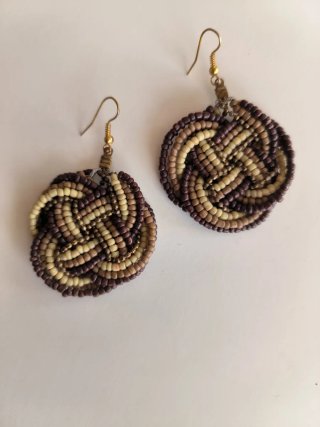 Preciosos pendientes nudo de cuentas