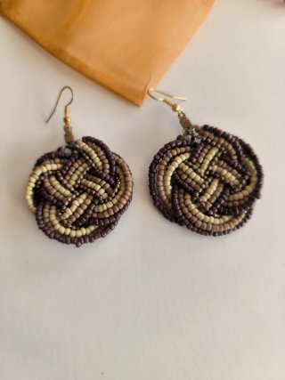 Preciosos pendientes nudo de cuentas