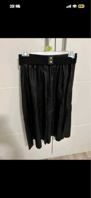 Falda cuero negro con cinturón dorado