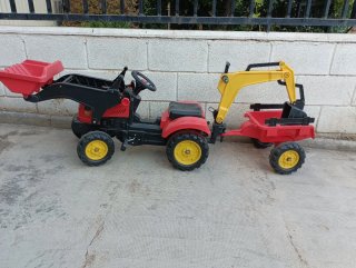Tractor de pedales infantil con remolque
