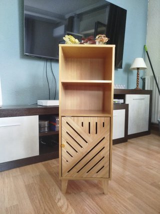Estantería de bambú con puerta