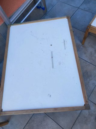 Mesita y 2 sillas de madera