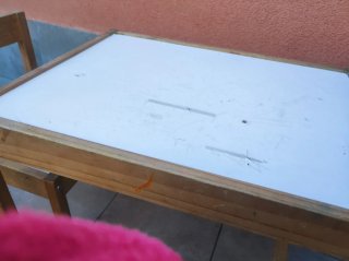 Mesita y 2 sillas de madera