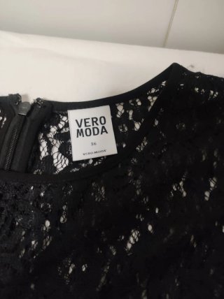 Elegante vestido negro de manga larga