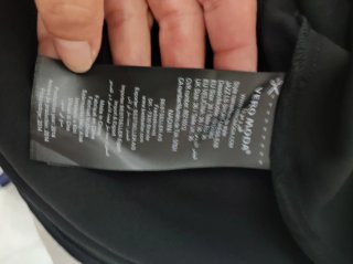 Elegante vestido negro de manga larga