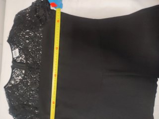 Elegante vestido negro de manga larga