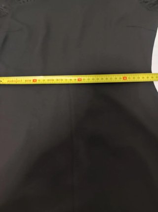 Elegante vestido negro de manga larga