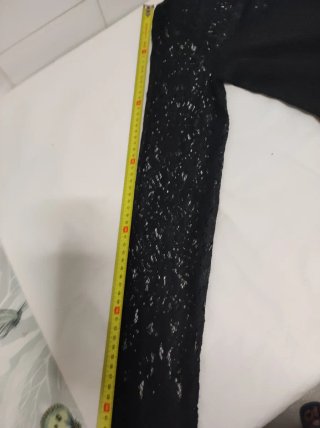 Elegante vestido negro de manga larga
