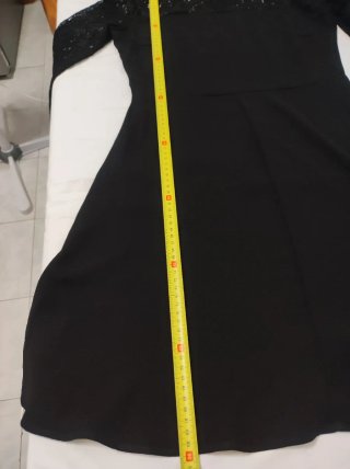 Elegante vestido negro de manga larga