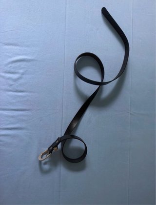 Cinturón negro con hebilla dorada