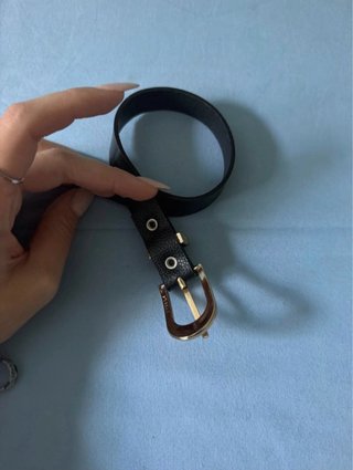 Cinturón negro con hebilla dorada