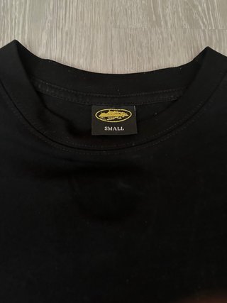 Camiseta negra con estampado gráfico
