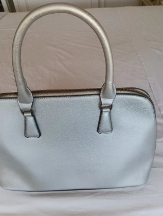 Bolso plateado y blanco