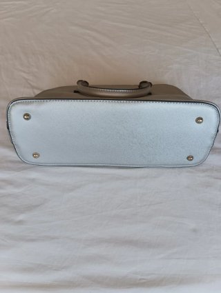 Bolso plateado y blanco