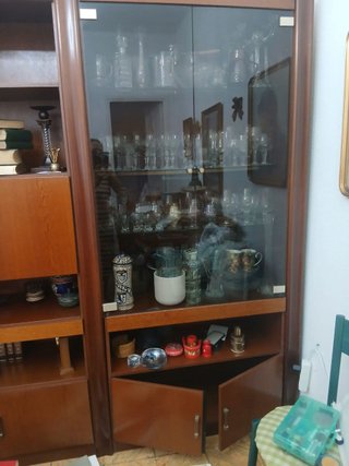 Librería de madera y cristal