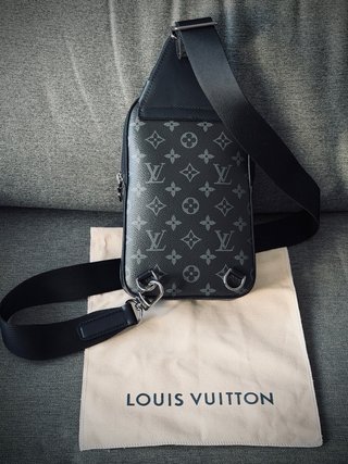 Louis Vuitton Slingbag Negra y Gris