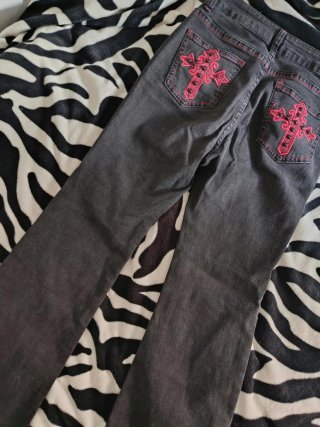 Pantalones grises con cruz rosa