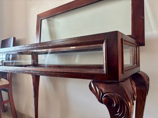 Vitrina mesa estilo Chippendale inglés
