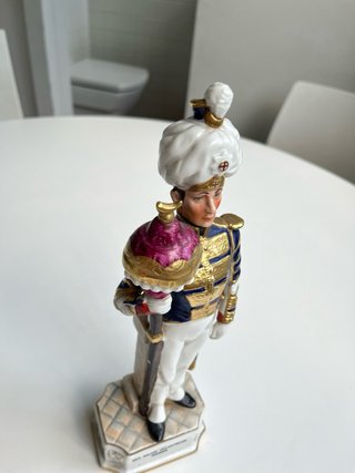 Figura militar de porcelana