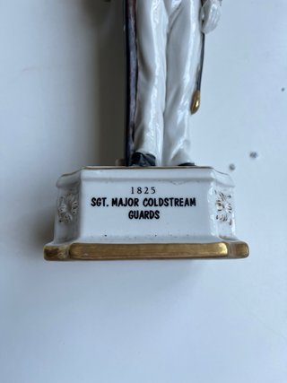 Figura militar de porcelana