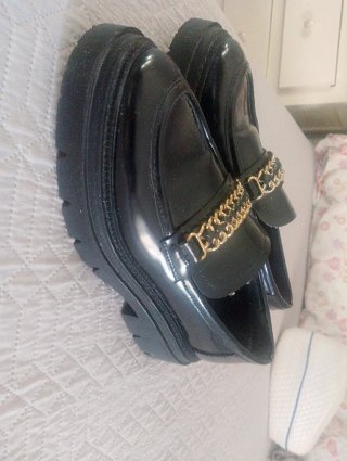 Zapatos negros mujer con cadena dorada