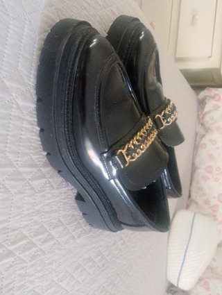 Zapatos negros mujer con cadena dorada