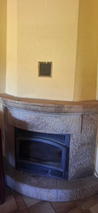 Chimenea de piedra y metal