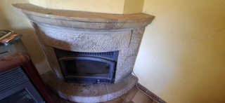 Chimenea de piedra y metal